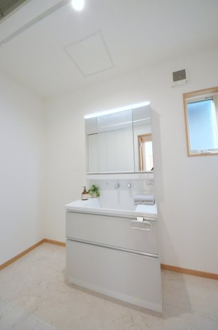 阿品台二丁目の洗面所|清潔感あふれるシャワー付洗面台と洗面室。余裕のスペース。窓もあり明るく通気も良いです