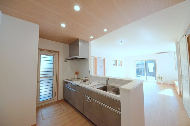 阿品台二丁目のキッチン|南東向きの広く明るいリビング空間。オープンタイプの対面式キッチンでリビングが隅まで見渡せます。キッチンにいながら小さなお子様にも目が届き安心です。