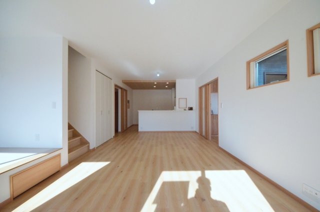 阿品台二丁目の居間・リビング|南東向きの広く明るいリビング空間。オープンタイプの対面式キッチンでリビングが隅まで見渡せます。キッチンにいながら小さなお子様にも目が届き安心です。