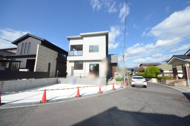 阿品台二丁目の前面道路含む現地写真|前面道路は広く、交通量も少ない為駐車楽々です