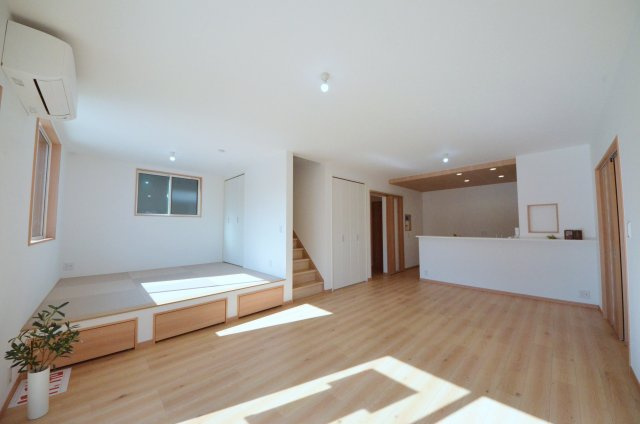 阿品台二丁目の居間・リビング|南東向きの広く明るいリビング空間。オープンタイプの対面式キッチンでリビングが隅まで見渡せます。キッチンにいながら小さなお子様にも目が届き安心です。