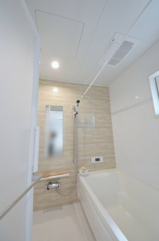 皆賀一丁目の浴室|１坪タイプの大きなバスルーム
足を伸ばしてゆっくり湯船につかることができます