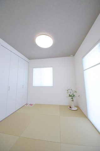 皆賀一丁目の居間・リビング|リビング隣接した和室スペース
収納スペースもあります