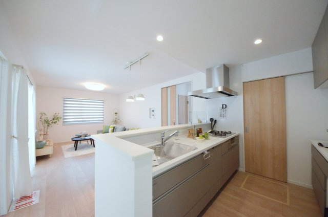 皆賀一丁目のキッチン|南西向きで陽当たりが良く、窓の多いリビング空間。オープンタイプの対面式キッチンでリビングが隅まで見渡せます。キッチンにいながら小さなお子様にも目が届き安心です。