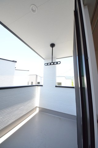 皆賀一丁目のバルコニー|バルコニーは屋根があるので急な雨でも安心です