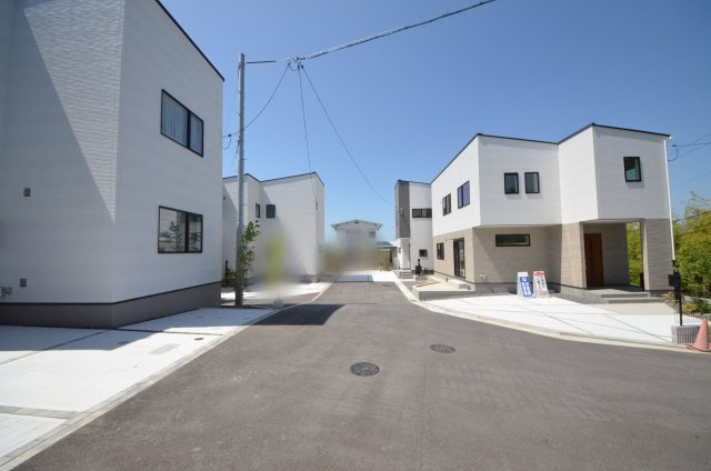 皆賀一丁目の前面道路含む現地写真|前面道路は交通量が少なく駐車楽々