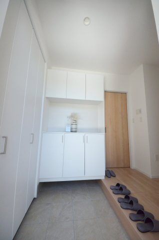 皆賀一丁目の玄関|玄関には大容量のシューズボックスあり。
玄関周りの収納スペースもしっかり確保されています。