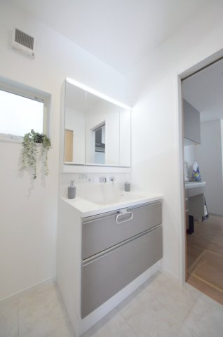 皆賀一丁目の洗面所|清潔感あふれるシャワー付洗面台と洗面室。ランドリールーム兼用の広々スペース。窓もあり明るく通気も良いです