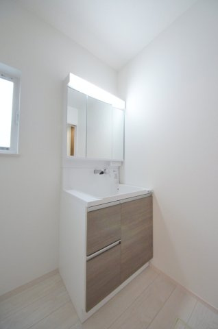 坪井一丁目の独立洗面台|清潔感あふれるシャワー付洗面台と洗面室。余裕のスペース。窓もあり明るく通気も良いです