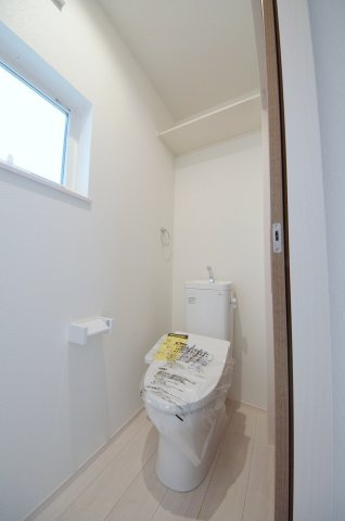 坪井一丁目のトイレ|窓のある明るいトイレ
勿論ウォシュレット付きです