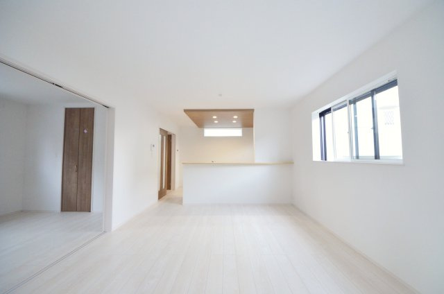 坪井一丁目の居間・リビング|南向きの広く明るいリビング空間。オープンタイプの対面式キッチンでリビングが隅まで見渡せます。キッチンにいながら小さなお子様にも目が届き安心です。