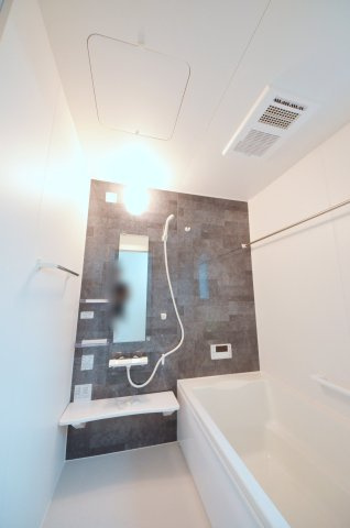 坪井一丁目の浴室|人気の換気乾燥暖房機付き。１坪タイプの大きなバスルームなので足を伸ばしてゆっくり湯船につかることができます