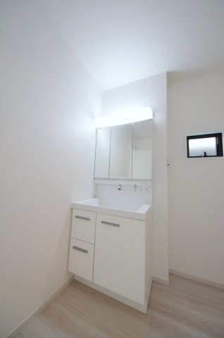 美の里一丁目の独立洗面台|清潔感あふれるシャワー付洗面台と洗面室。余裕のスペース。窓もあり明るく通気も良いです