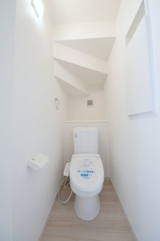 美の里一丁目のトイレ|1階トイレ。勿論ウォシュレット付です。収納スペースもあります。