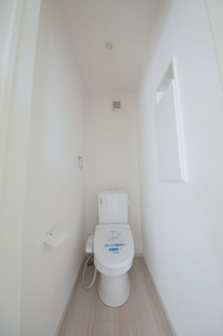 美の里一丁目のトイレ|2階トイレ。勿論ウォシュレット付です。収納スペースもあります。