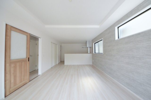 美の里一丁目の居間・リビング|東南向きで陽当たりが良く、窓の多いリビング空間。オープンタイプの対面式キッチンでリビングが隅まで見渡せます。キッチンにいながら小さなお子様にも目が届き安心です。