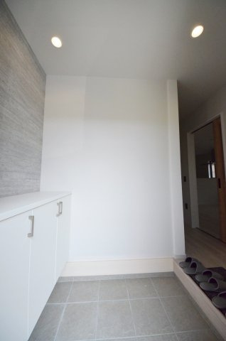 美の里一丁目の玄関|玄関にはシューズボックスと土間収納もあり。玄関周りの収納スペースもしっかり確保されています。