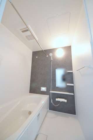 美の里一丁目の浴室|人気の換気乾燥暖房機付き。１坪タイプの大きなバスルームなので足を伸ばしてゆっくり湯船につかることができます