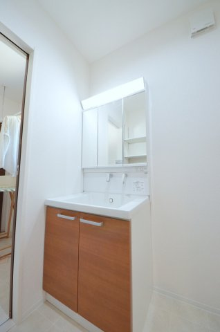 長楽寺一丁目の独立洗面台|清潔感あふれるシャワー付洗面台と洗面室。余裕のスペース。窓もあり明るく通気も良いです