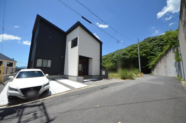 長楽寺一丁目の前面道路含む現地写真|前面道路は交通量が少なく駐車楽々