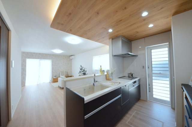 長楽寺一丁目のキッチン|陽当たりが良く、窓の多いリビング空間。オープンタイプの対面式キッチンでリビングが隅まで見渡せます。キッチンにいながら小さなお子様にも目が届き安心です。