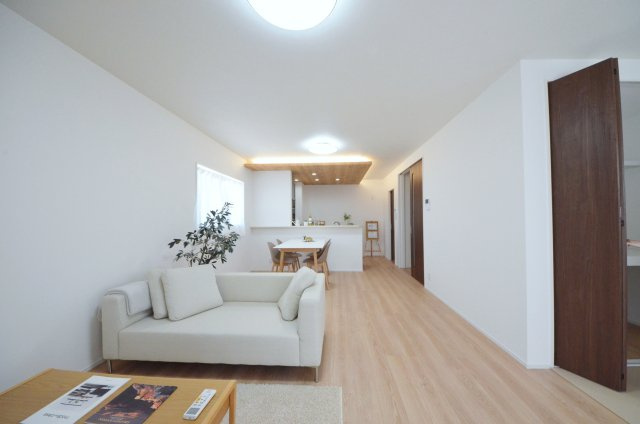 長楽寺一丁目の居間・リビング|陽当たりが良く、窓の多いリビング空間。オープンタイプの対面式キッチンでリビングが隅まで見渡せます。キッチンにいながら小さなお子様にも目が届き安心です。