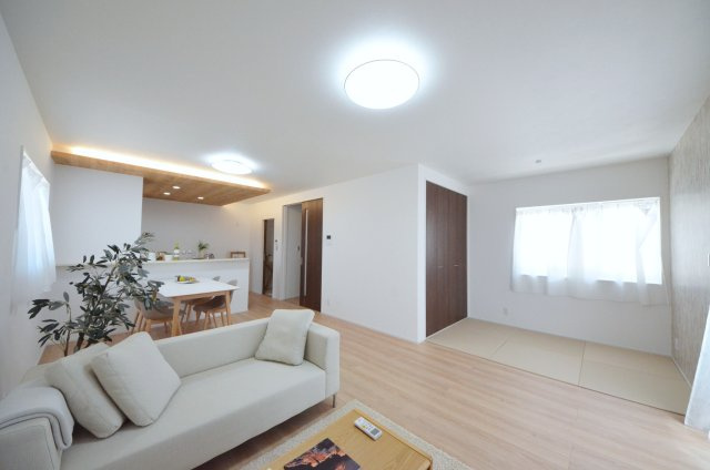 長楽寺一丁目の居間・リビング|陽当たりが良く、窓の多いリビング空間。オープンタイプの対面式キッチンでリビングが隅まで見渡せます。キッチンにいながら小さなお子様にも目が届き安心です。