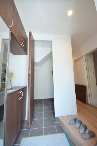 長楽寺一丁目の玄関|玄関には大容量のシューズボックス有。玄関周りの収納スペースもしっかり確保されています。