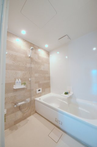 長楽寺一丁目の浴室|１坪タイプの大きなバスルーム。足を伸ばしてゆっくり湯船につかることができます