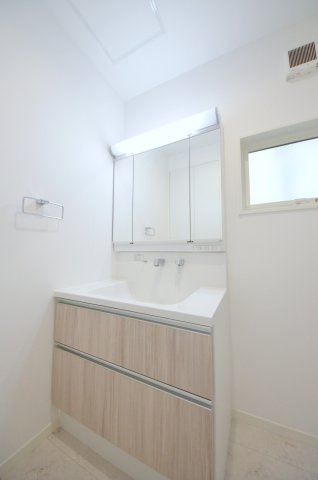 井口四丁目の独立洗面台|清潔感あふれるシャワー付洗面台と洗面室。余裕のスペース。窓もあり明るく通気も良いです