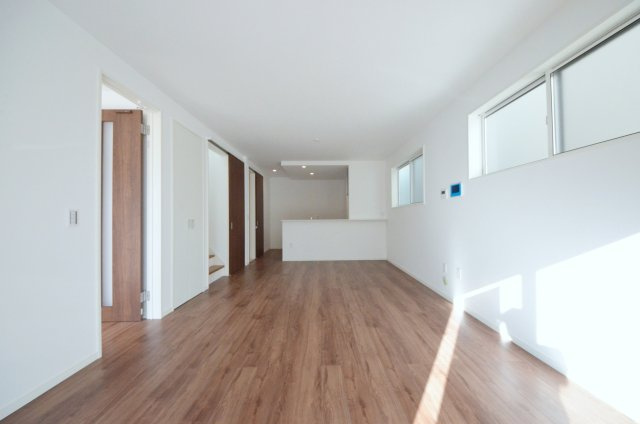 井口四丁目の居間・リビング|南向きで陽当たりが良く、窓の多いリビング空間。オープンタイプの対面式キッチンでリビングが隅まで見渡せます。キッチンにいながら小さなお子様にも目が届き安心です。