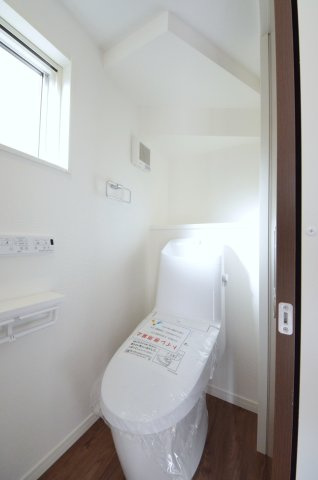 井口四丁目のトイレ|窓のある明るいトイレ。勿論ウォシュレット付です。収納スペースもあります。