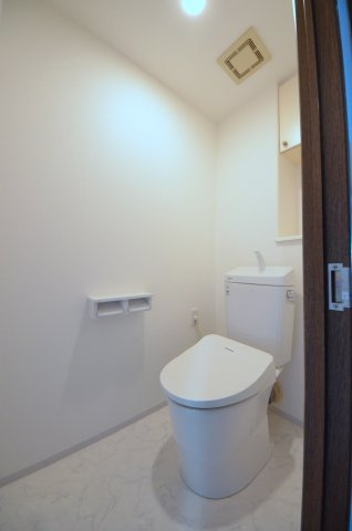 己斐本町コープマンションのトイレ|トイレはウォシュレット付。収納スペースもあります。