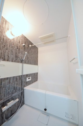 己斐本町コープマンションの浴室|人気の換気乾燥暖房機付き。大きなバスルームなので足を伸ばしてゆっくり湯船につかることができます