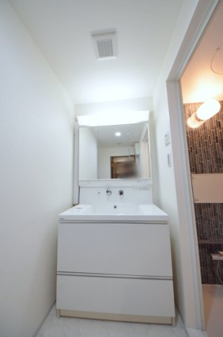 己斐本町コープマンションの独立洗面台|清潔感あふれるシャワー付洗面台と洗面室。余裕のスペース。