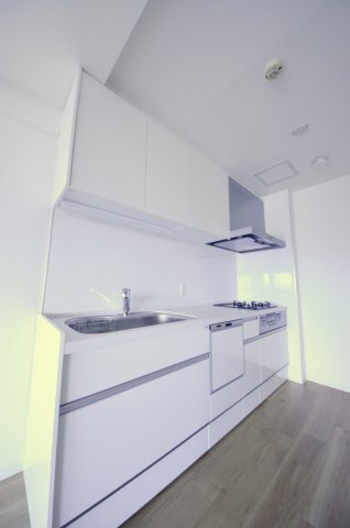 己斐本町コープマンションのキッチン|東南向きで陽当たりが良く、窓の多いリビング空間。オープンタイプの対面式キッチンでリビングが隅まで見渡せます。キッチンにいながら小さなお子様にも目が届き安心です。