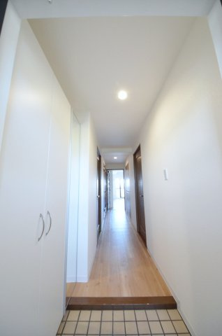 己斐本町コープマンションの玄関|玄関には広いシューズボックス有。玄関周りの収納スペースもしっかり確保されています。