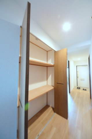 己斐本町コープマンションの収納|廊下にも広い収納スペースがあります