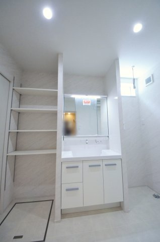 可部八丁目の独立洗面台|清潔感あふれるシャワー付洗面台と洗面室。余裕のスペース。窓もあり明るく通気も良いです