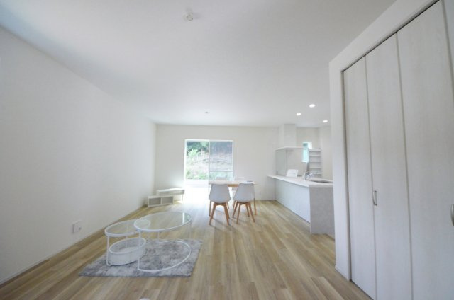 可部八丁目の居間・リビング|陽当たりが良く、窓の多いリビング空間。オープンタイプの対面式キッチンでリビングが隅まで見渡せます。キッチンにいながら小さなお子様にも目が届き安心です。