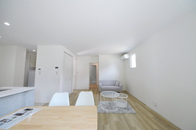 可部八丁目の居間・リビング|陽当たりが良く、窓の多いリビング空間。オープンタイプの対面式キッチンでリビングが隅まで見渡せます。キッチンにいながら小さなお子様にも目が届き安心です。