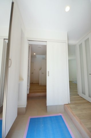 可部八丁目の玄関|玄関には大容量のシューズボックス有。玄関周りの収納スペースもしっかり確保されています。