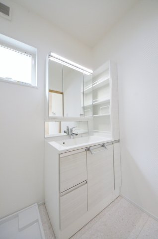 宮の町四丁目の独立洗面台|清潔感あふれるシャワー付洗面台と洗面室。余裕のスペース。窓もあり明るく通気も良いです