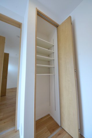 宮の町四丁目の収納|廊下にも収納スペースがあります