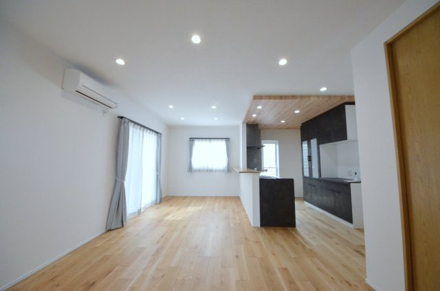 宮の町四丁目の居間・リビング|広く明るいリビング空間。オープンタイプの対面式キッチンでリビングが隅まで見渡せます。キッチンにいながら小さなお子様にも目が届き安心です。