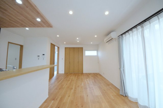 宮の町四丁目の居間・リビング|広く明るいリビング空間。オープンタイプの対面式キッチンでリビングが隅まで見渡せます。キッチンにいながら小さなお子様にも目が届き安心です。