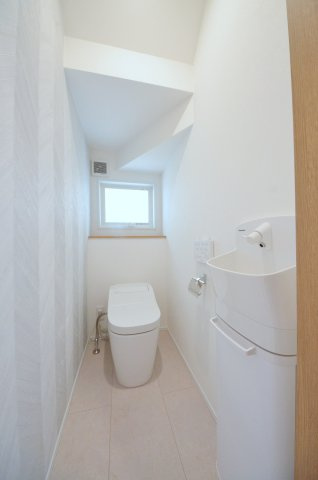 宮の町四丁目のトイレ|窓のある明るいトイレ
勿論ウォシュレット付きです