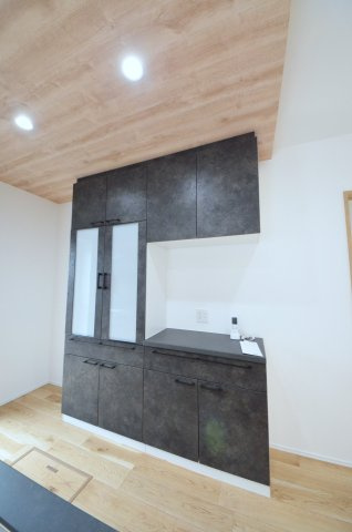 宮の町四丁目の収納|大容量のカップボードが標準装備。パントリースペースもあり、キッチン周りの収納もしっかり確保されています。