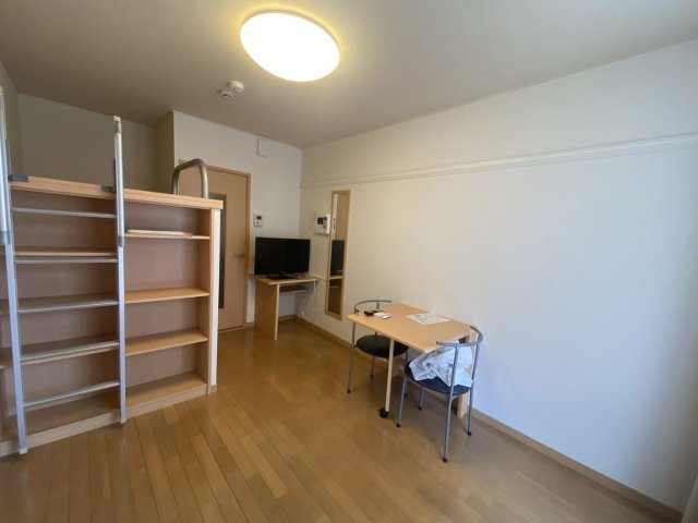 レオパレスイターナル原の居間・リビング