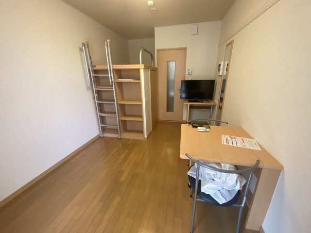 レオパレスイターナル原の居間・リビング